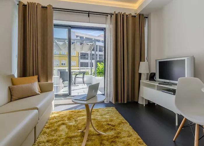 Avenue - Free Parking