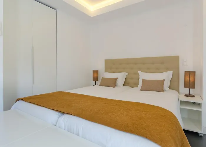 Avenue - Free Parking