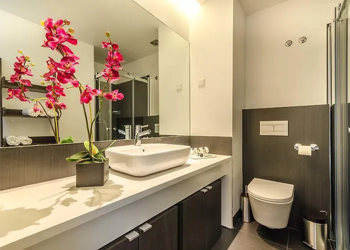 Avenue - Free Parking *