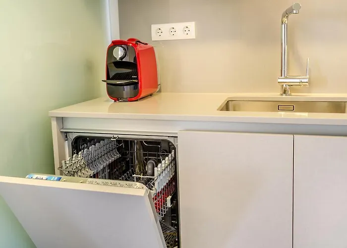 Avenue - Free Parking *