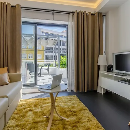 Avenue - Free Parking