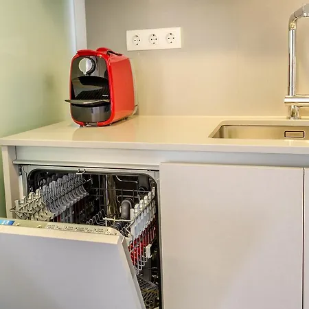 Avenue - Free Parking *